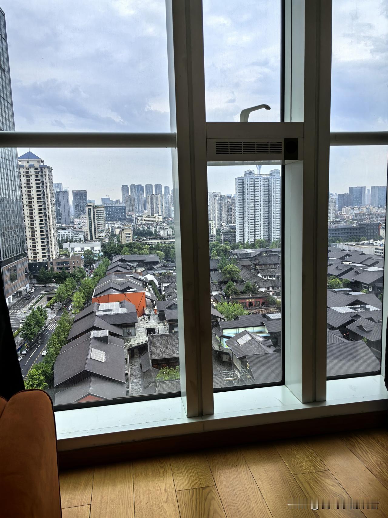 从这个窗口望出去，太古里尽收眼底。