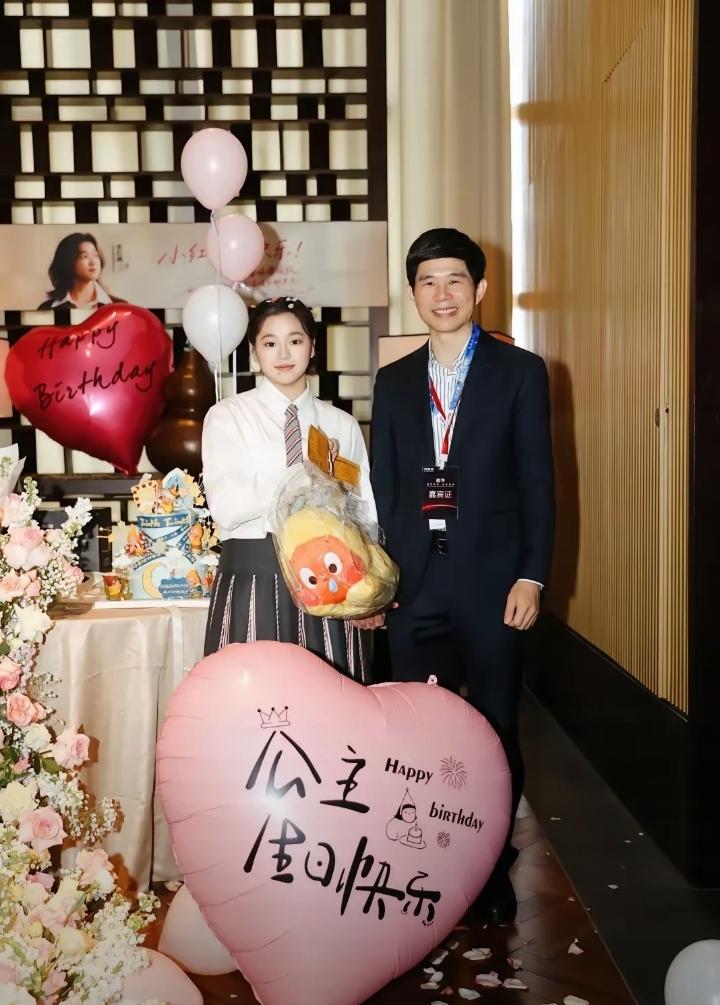 全红婵19岁生日，万家乐不愧是亲爹式品牌方，宠代言人没话说。
 
直接搞了个19
