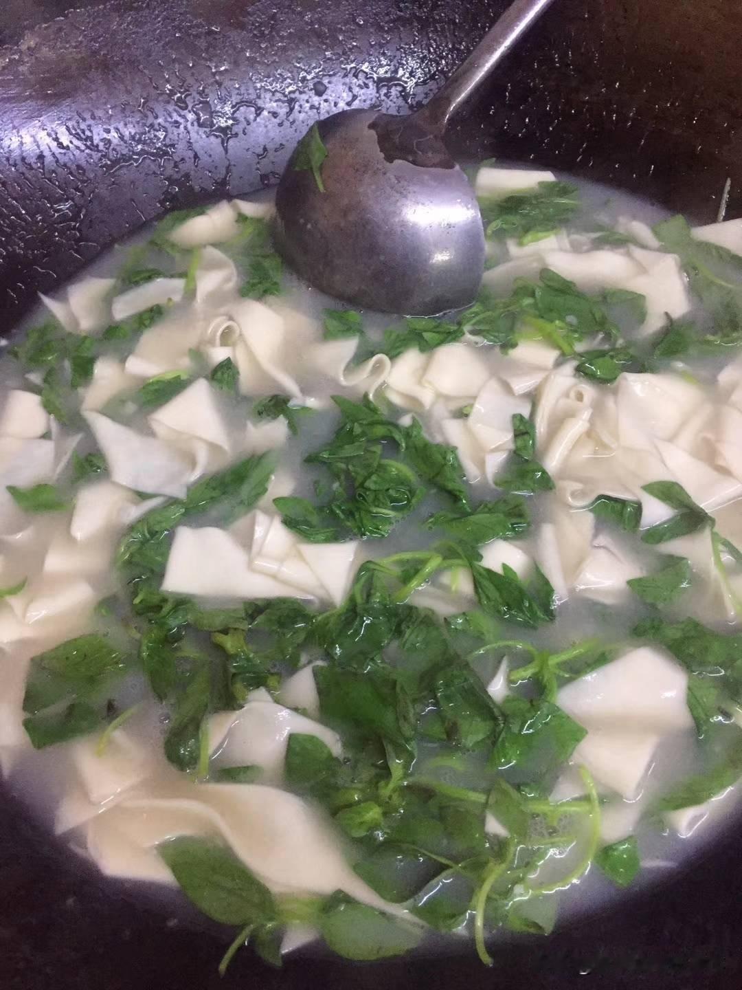 今天晚上做的家乡饭，荆芥面片汤。

儿媳吃了一大碗，小孙女也吃了一碗，我也吃了一
