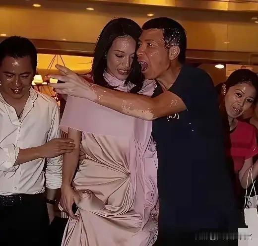 冯小刚这绯闻体质简直独一份儿，感觉他每拍完一部剧，就会和女演员传出绯闻。就说6月