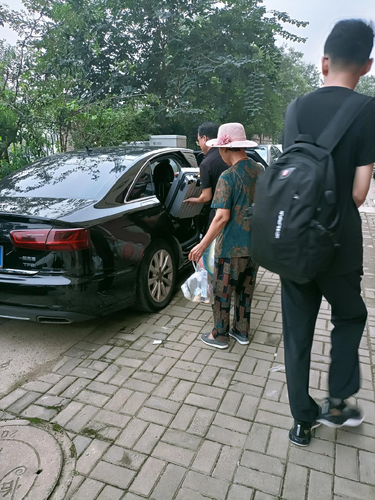 大学开学季：
不负日月不负光阴，不负自己不负青春，每个整装待发的重新开始，在这年