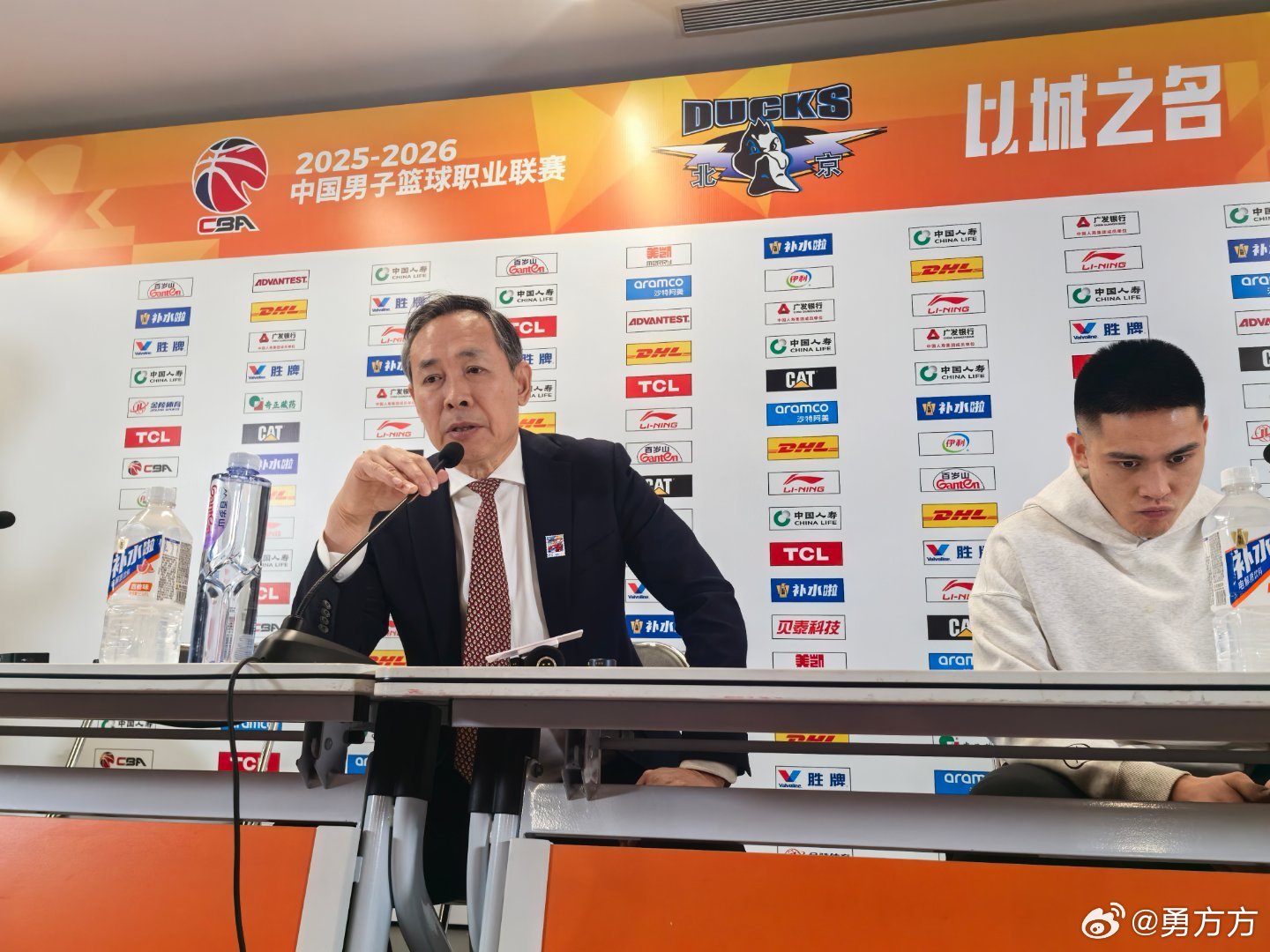 北京男篮vs江苏男篮 其实发布会的歌词大意就是教练组在反思在找问题。我总觉得主要