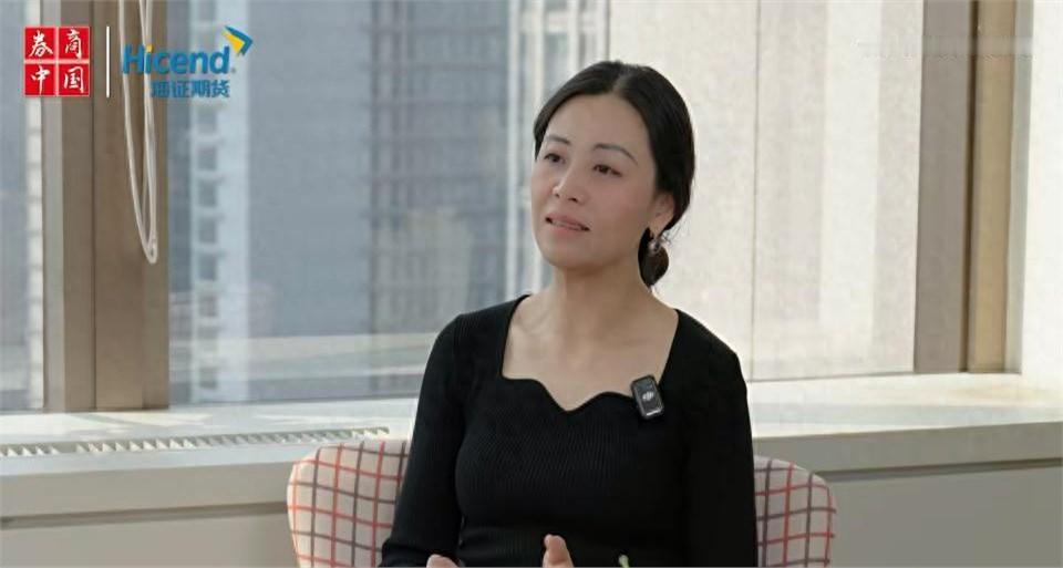 通透！刚从宣传口子退下来的老师傅抿了口茶，低声说：“李蓓这回，是把黄金的底裤给扒