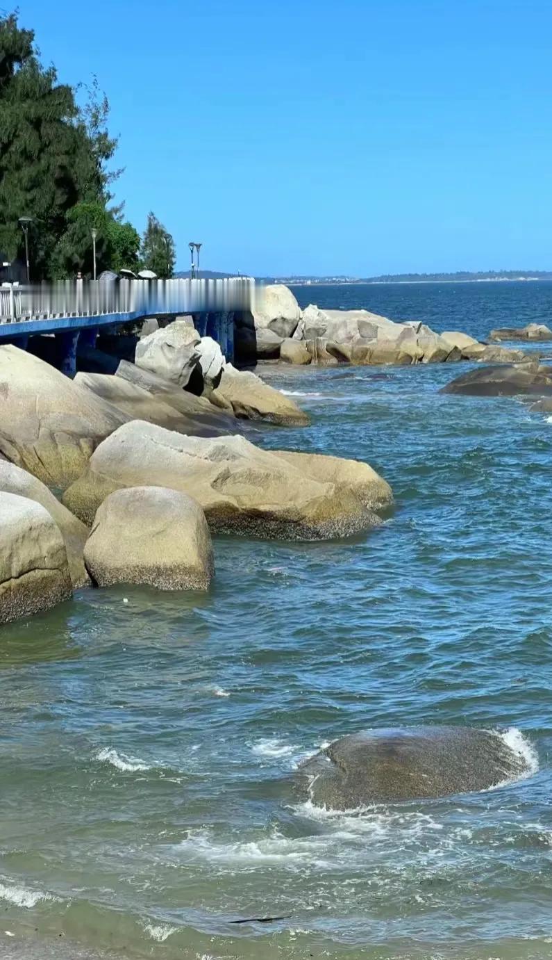 海边漫步，感受海风轻拂，享受宁静时光。🌊🏖️海边随拍旅游 海滩风光随手拍