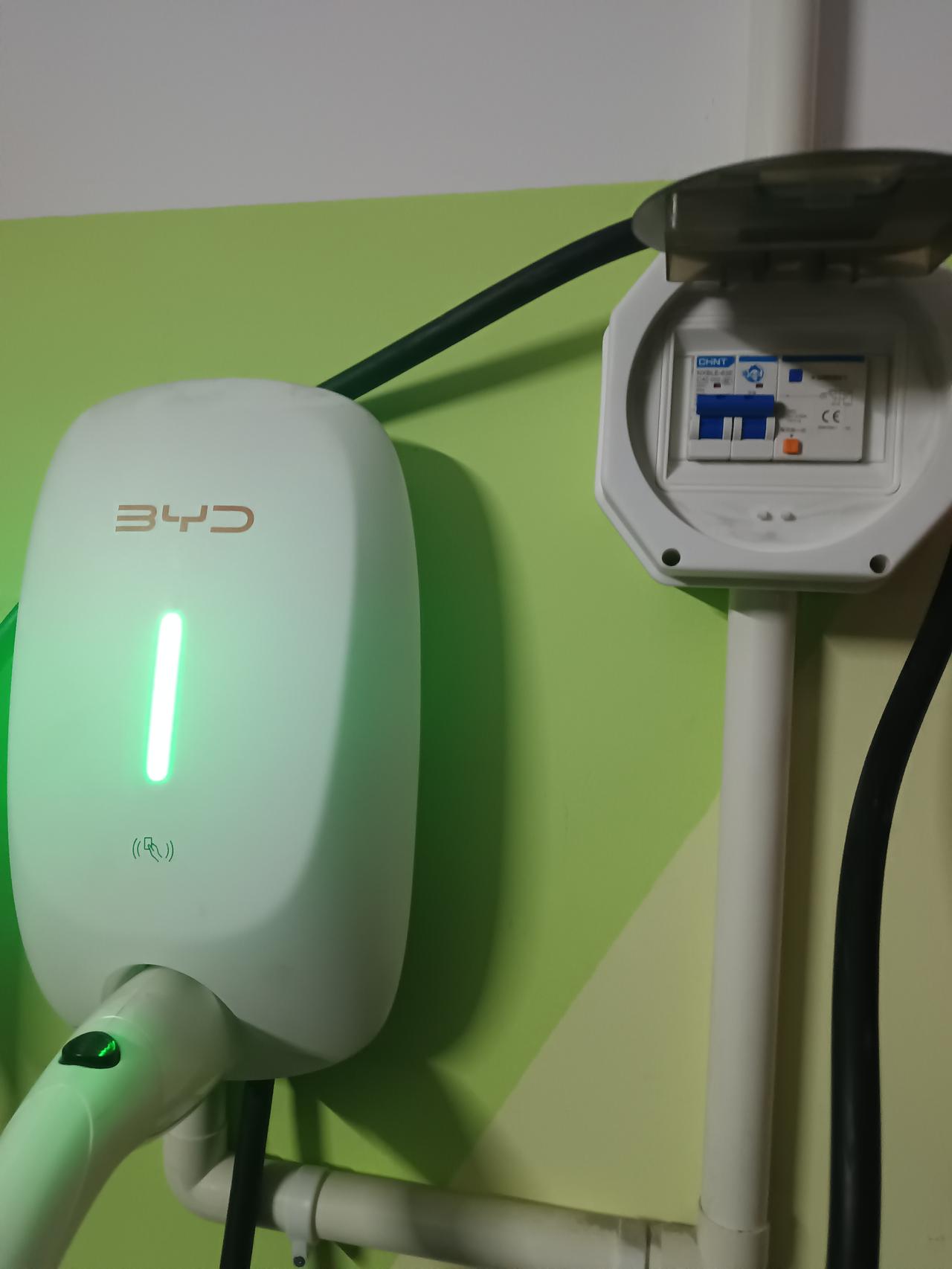 使用比亚迪家用充电桩已有大半年，一直以为面板上绿色指示灯常亮属于正常状态，自安装
