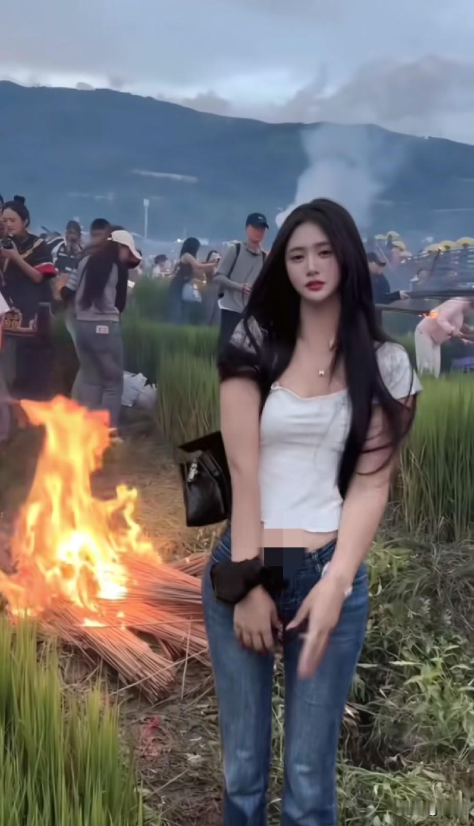 大家有机会一定要来凉山感受一次火把节 ，真的很震撼， 前面累的很生气， 可拿起火