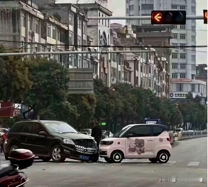 我最早是一个创业者。后来开始玩车。玩车一玩就一发不可收拾！
我拍过的这些带车牌的