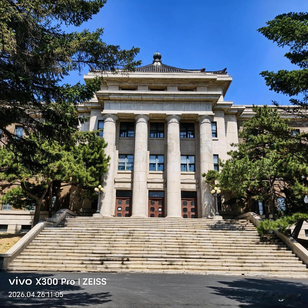 吉林大学医学基础部，坐落在长春新民大街与解放大路交汇口的东侧，院子里的一棵80多