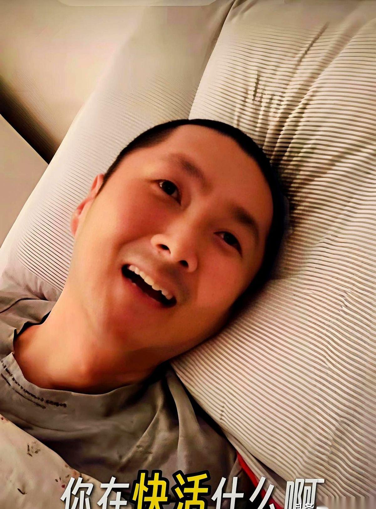 那个叫彭亚楼的男孩，终于笑了。
不是扯一下嘴角，是那种眼睛里有光，脸上带着甜味的