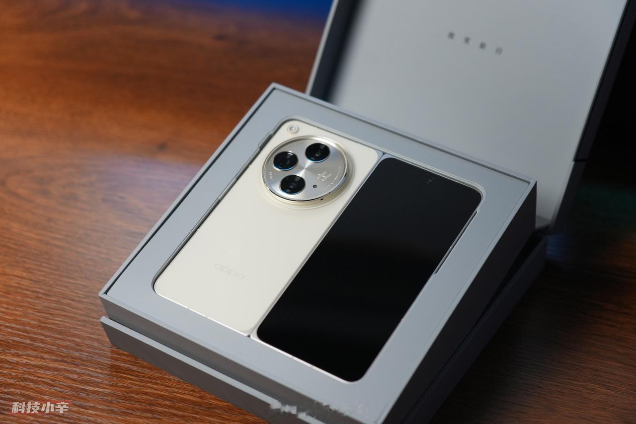 OPPO Find N3 日志金 #TECHMAN图赏# 

轻至 239g，薄