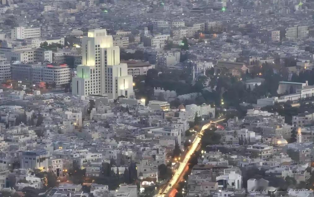 大马士革宵禁干不下去了，12月11日，反对派武装总指挥部下令，从周一开始的宵禁取