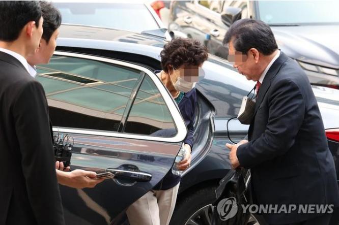 韩国总统尹锡悦岳母当庭被捕，系韩国宪政史上首次，其伪造银行存款余额证明获刑一年
