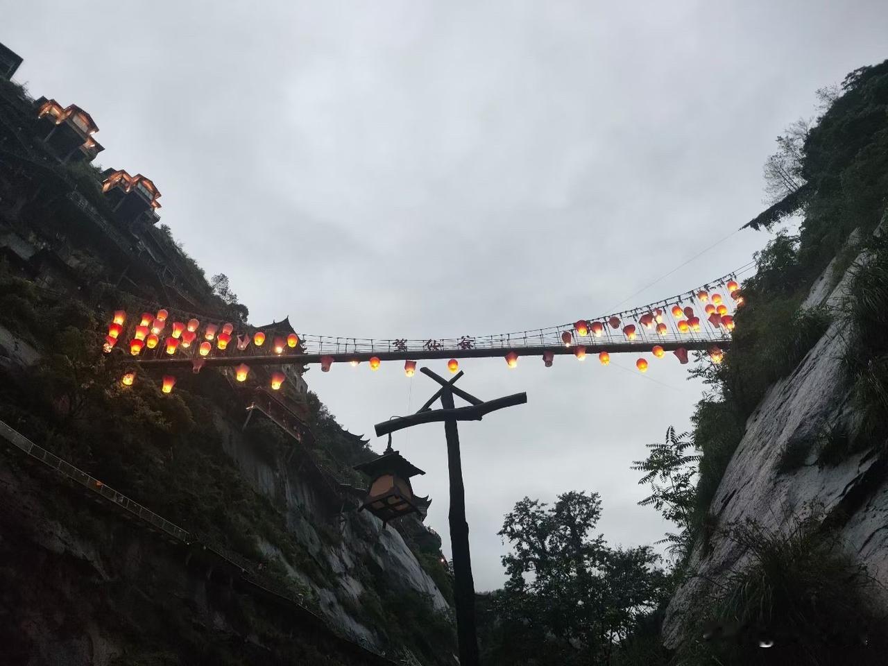 张雪峰为什么能受欢迎?
【小对联】
上：……？
下：独家。