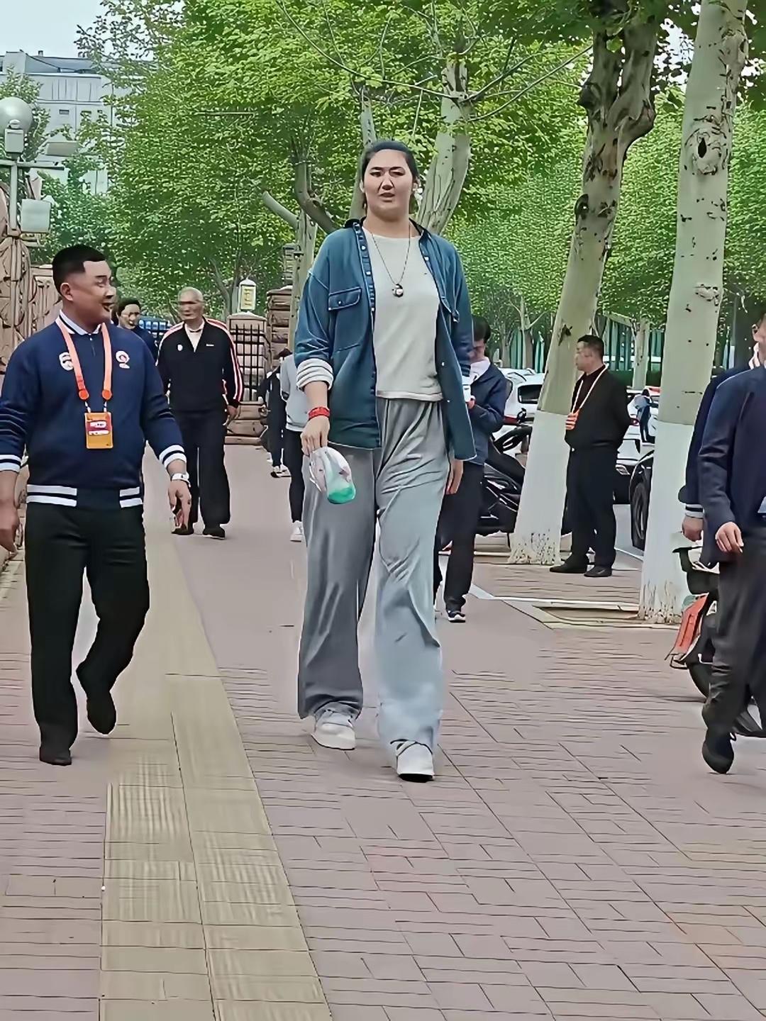 这位女士是谁？身高这么高
