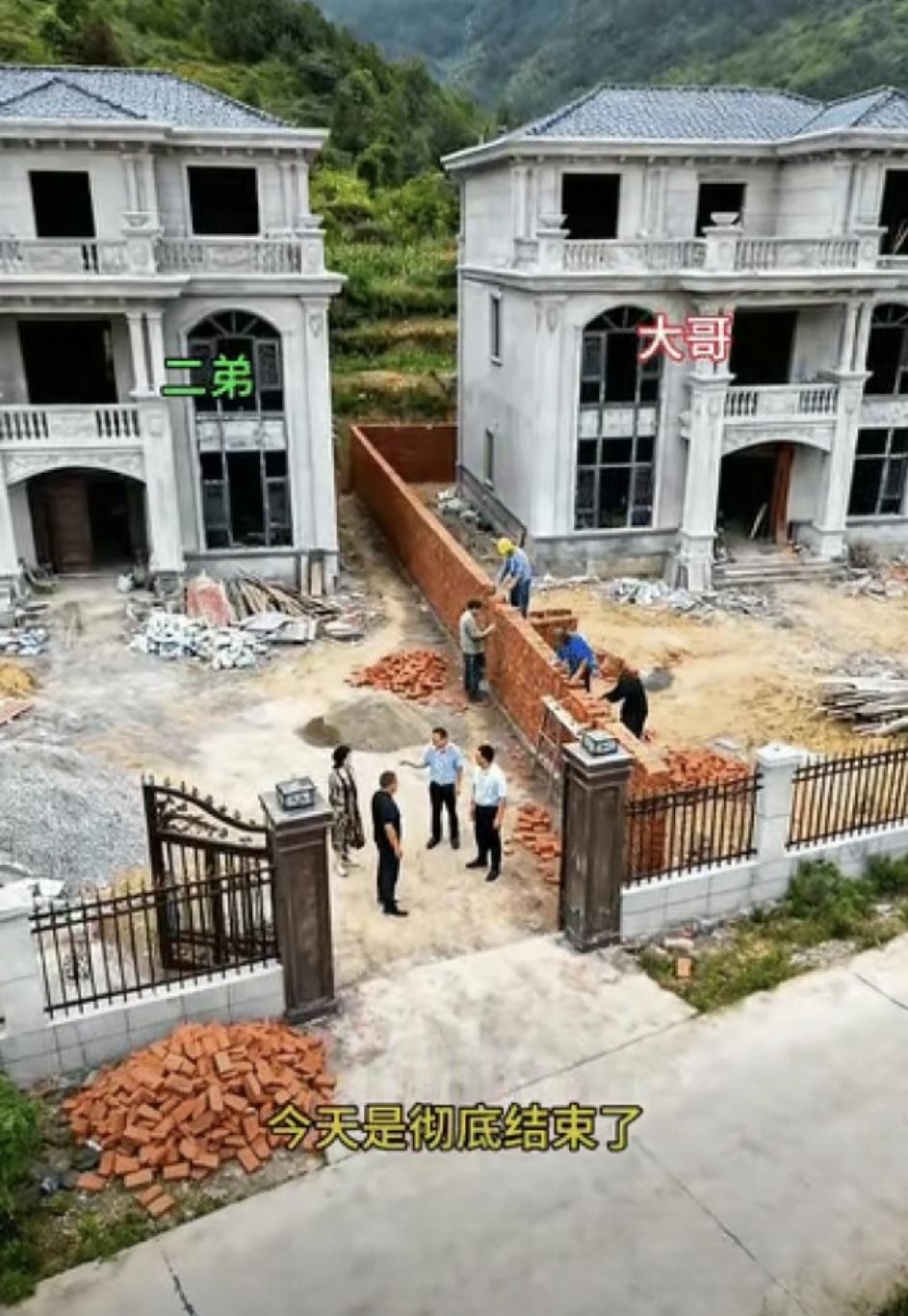 大家说说亲兄弟之间有必要用一堵围墙隔起来吗？本来两只弟的感情很好，共同在自家地基