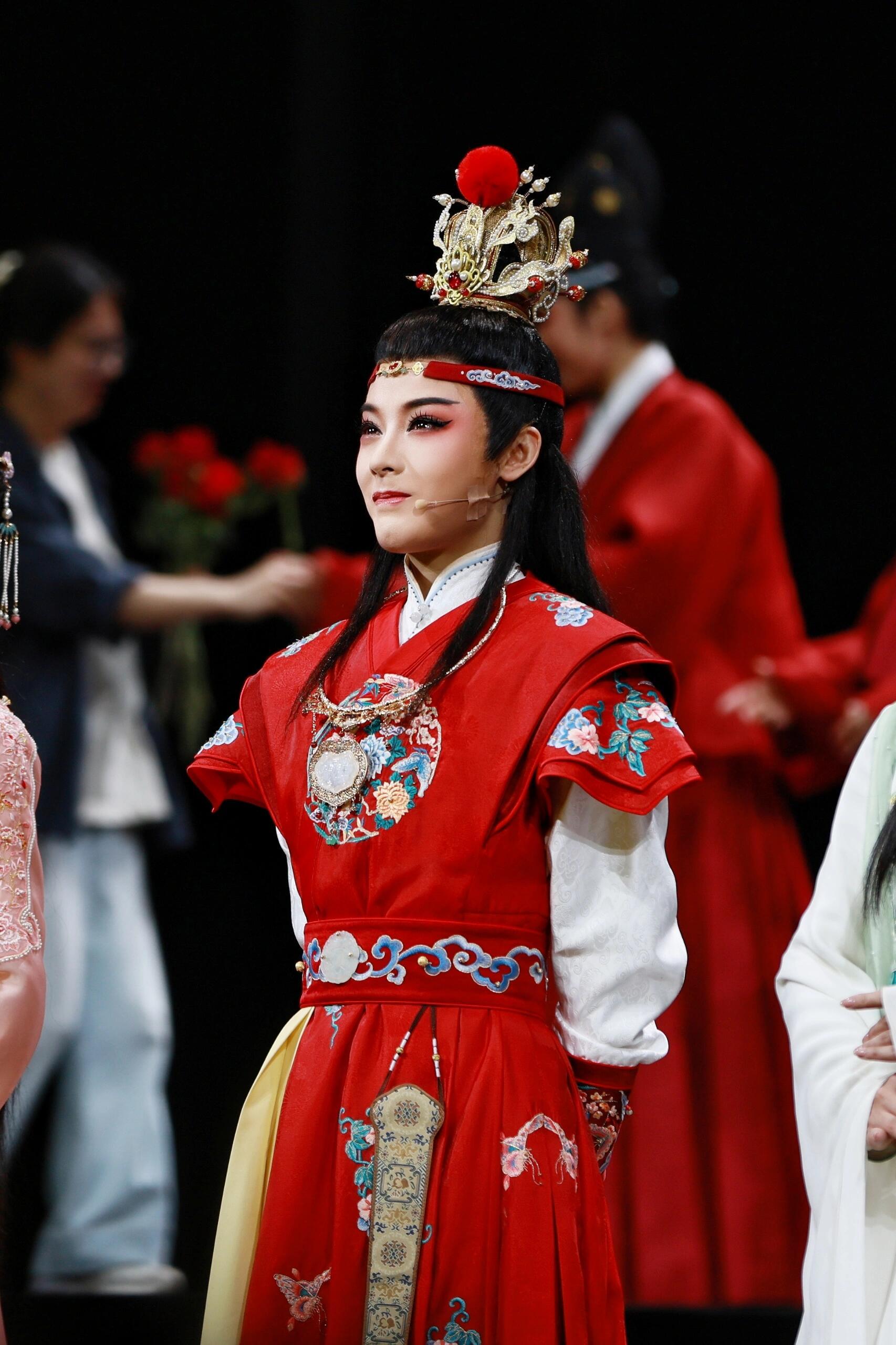 陈丽君撒娇式砍价陈丽君小猫撒娇 别人砍价是斗智斗勇，陈丽君砍价属于降维打击。也不