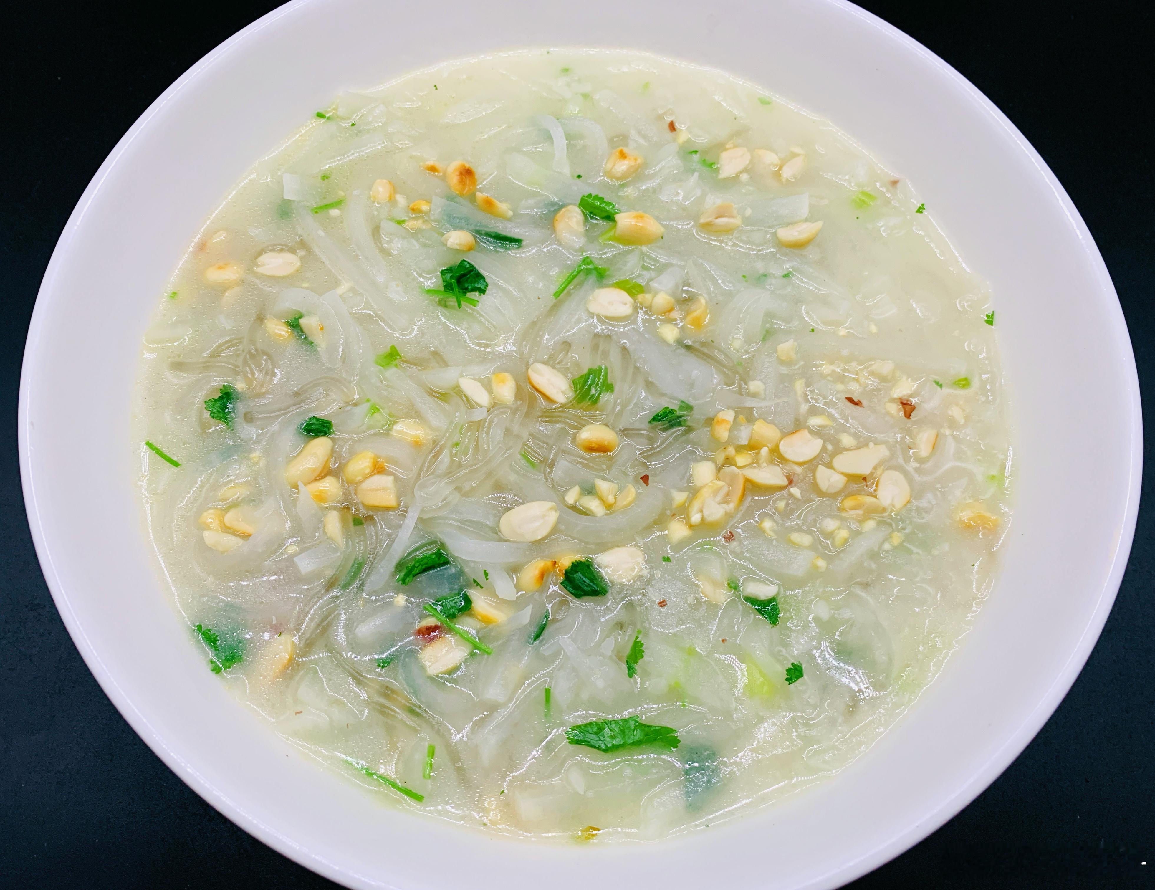 今天在家上班，中午一个人吃饭，煎了六个饺子，用鸡胸肉炒了一个彩椒，又做了一碗萝卜