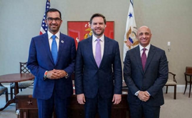 眼看世界级能源生命线直接近乎停摆，油价飙升、供应链断裂，阿联酋直接牵头要拉着几十