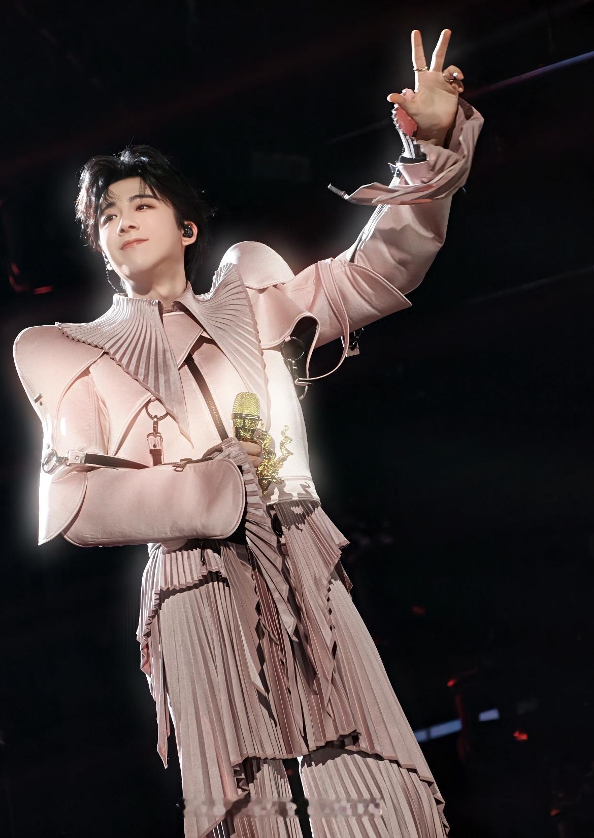 刘宇宁跨年连跑两台卫视不稀奇，
稀奇的是北京卫视舞台上刚唱俩字，
伴奏居然跑偏了