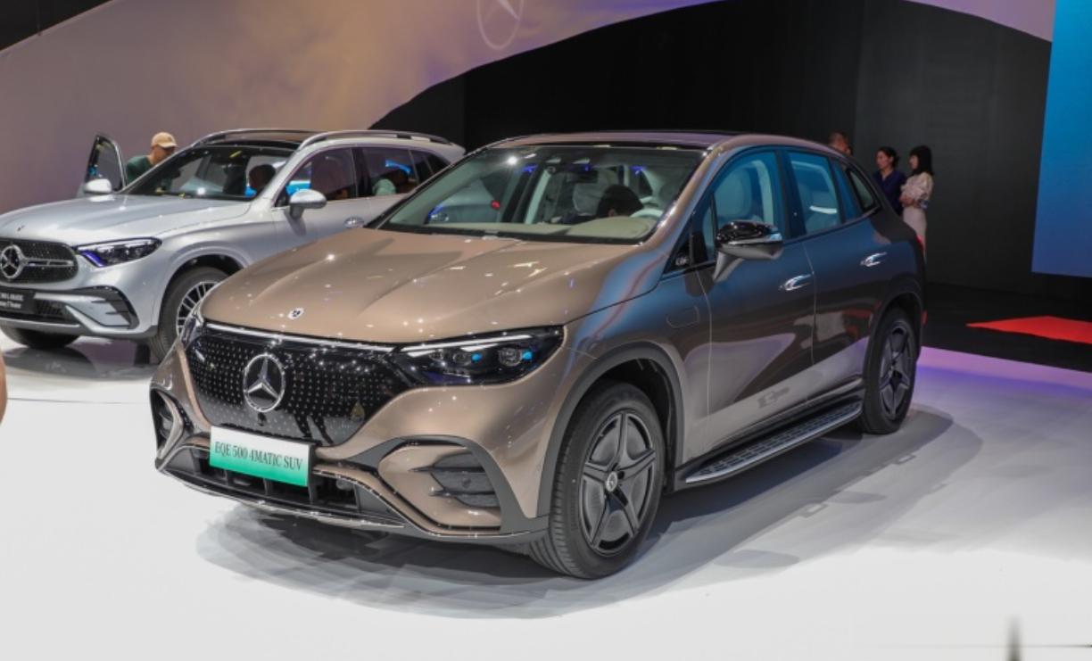 据悉，国产奔驰EQE SUV将于5月27日上市发售。新车定位豪华纯电中大型SUV