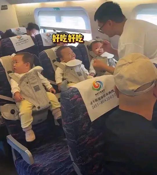 在高铁上，发现了特别温馨的一幕：

在那飞驰的高铁车厢里，有一位奶爸带着他的三胞