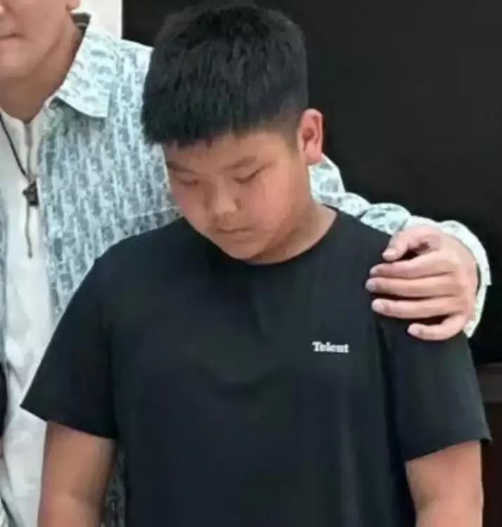 黄圣依的大儿子安迪变胖了好多，网友猜测起码有130斤左右。
画面中，11岁的安迪