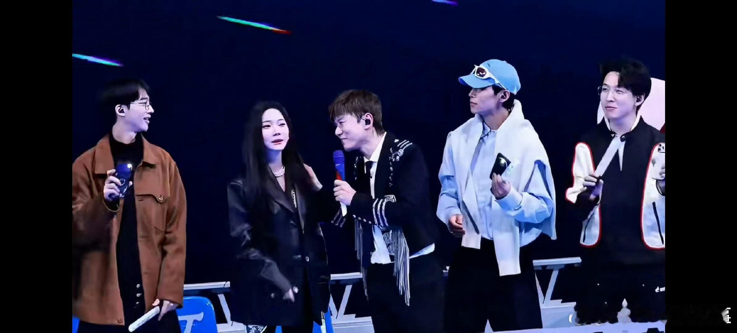 张紫宁听张杰唱仰望星空哭了 破防了家人们！张紫宁听《仰望星空》哭了，张杰温柔安慰