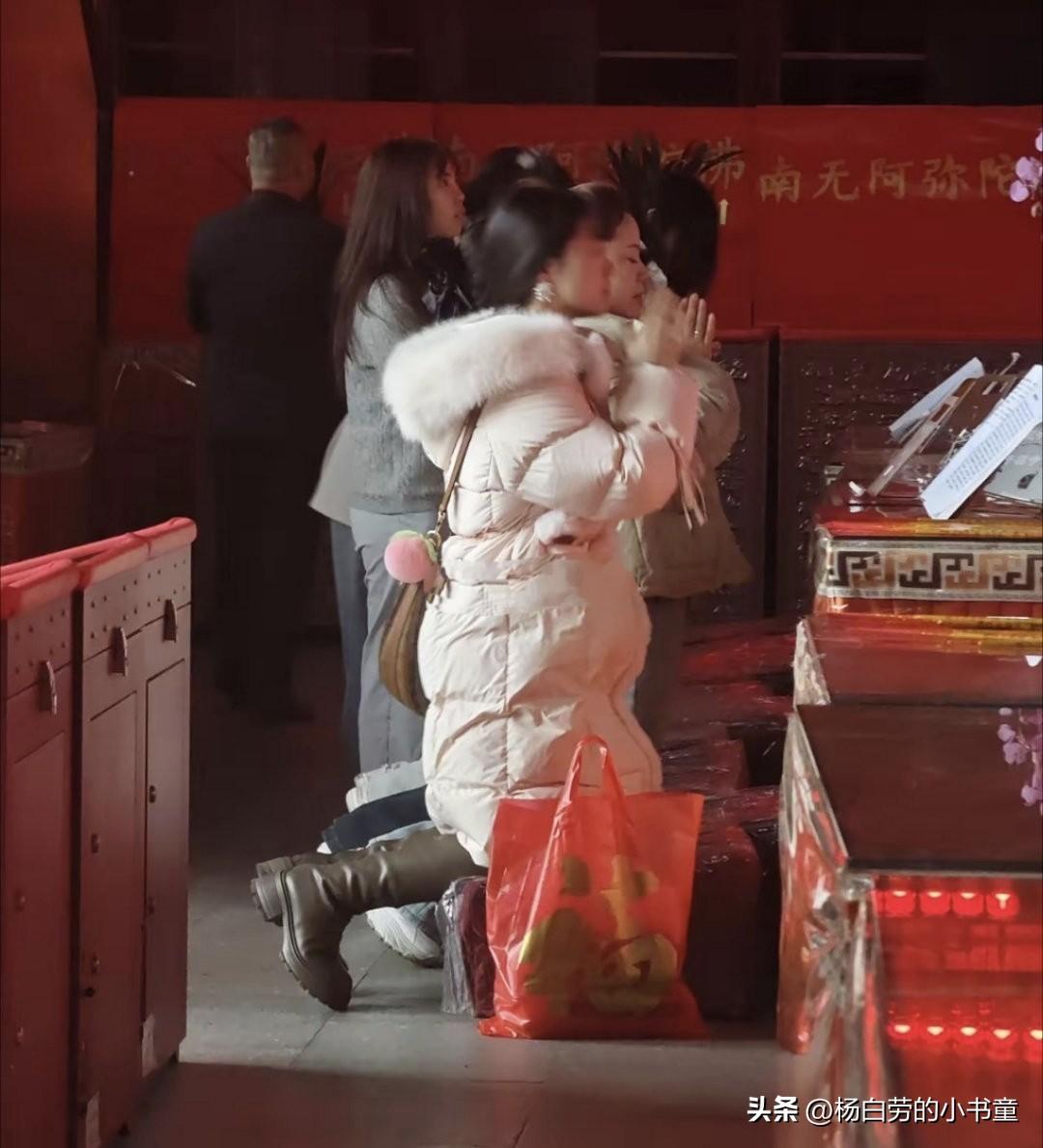 世人多信佛拜佛
佛却从不降临凡尘
在这个男多女少的年代
还有多少女人求佛求姻缘