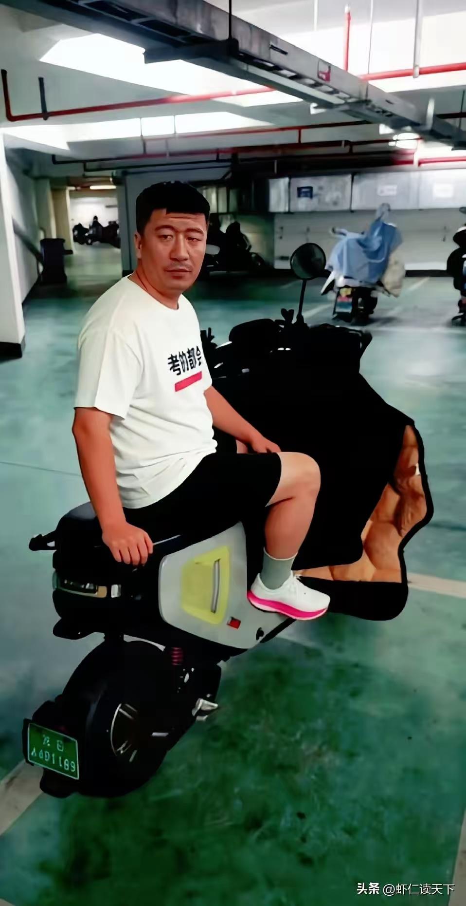 看到武亮发文说！
以后每年峰哥的生日和忌日！
公司全体放假一天去祭拜
说实话，这