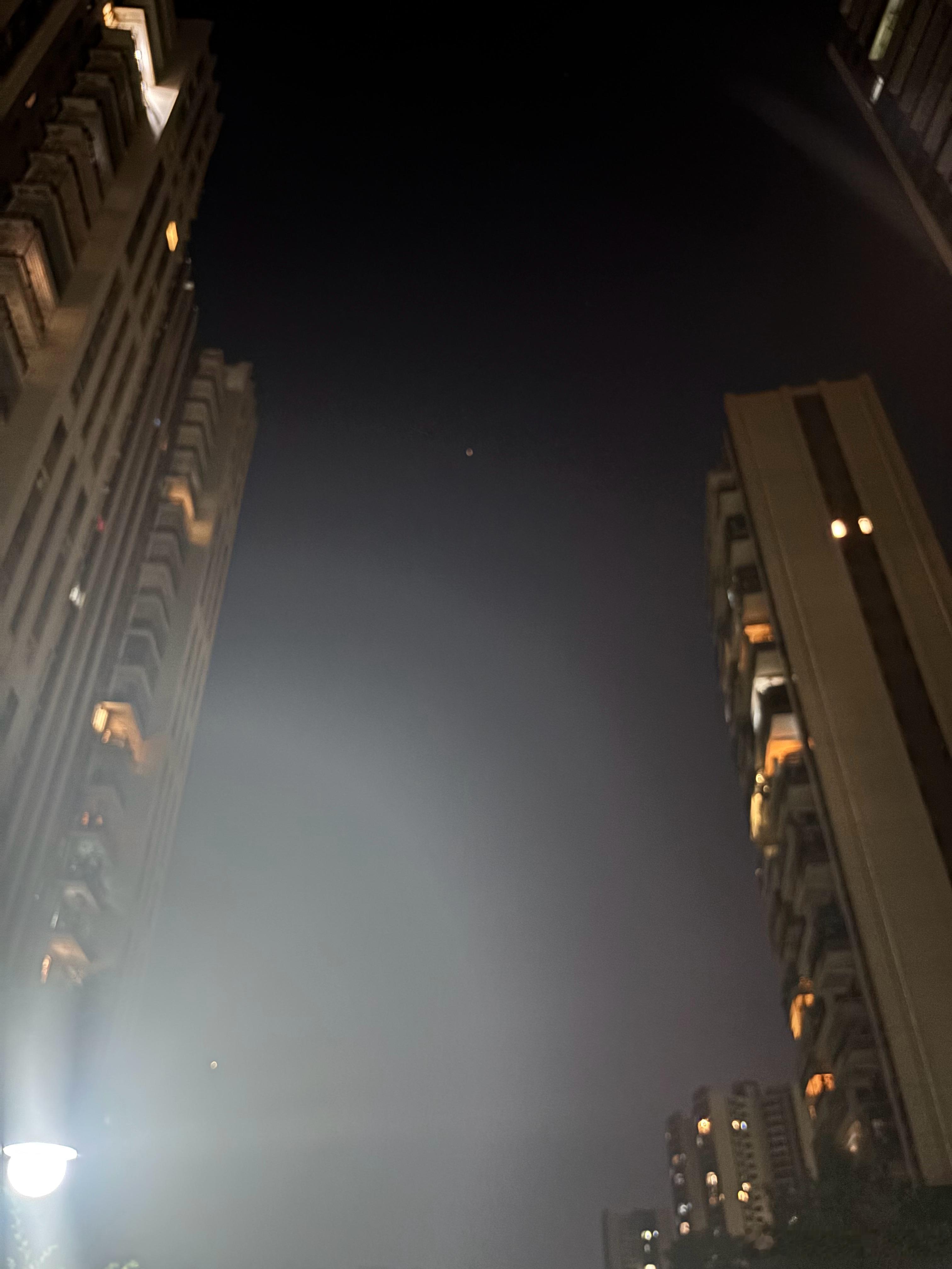 你看，地上有灯，天上也有。 