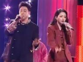 2025年12月31日，潘玮柏和喻言在北京卫视跨年晚会上演唱了经典歌曲《快乐崇拜