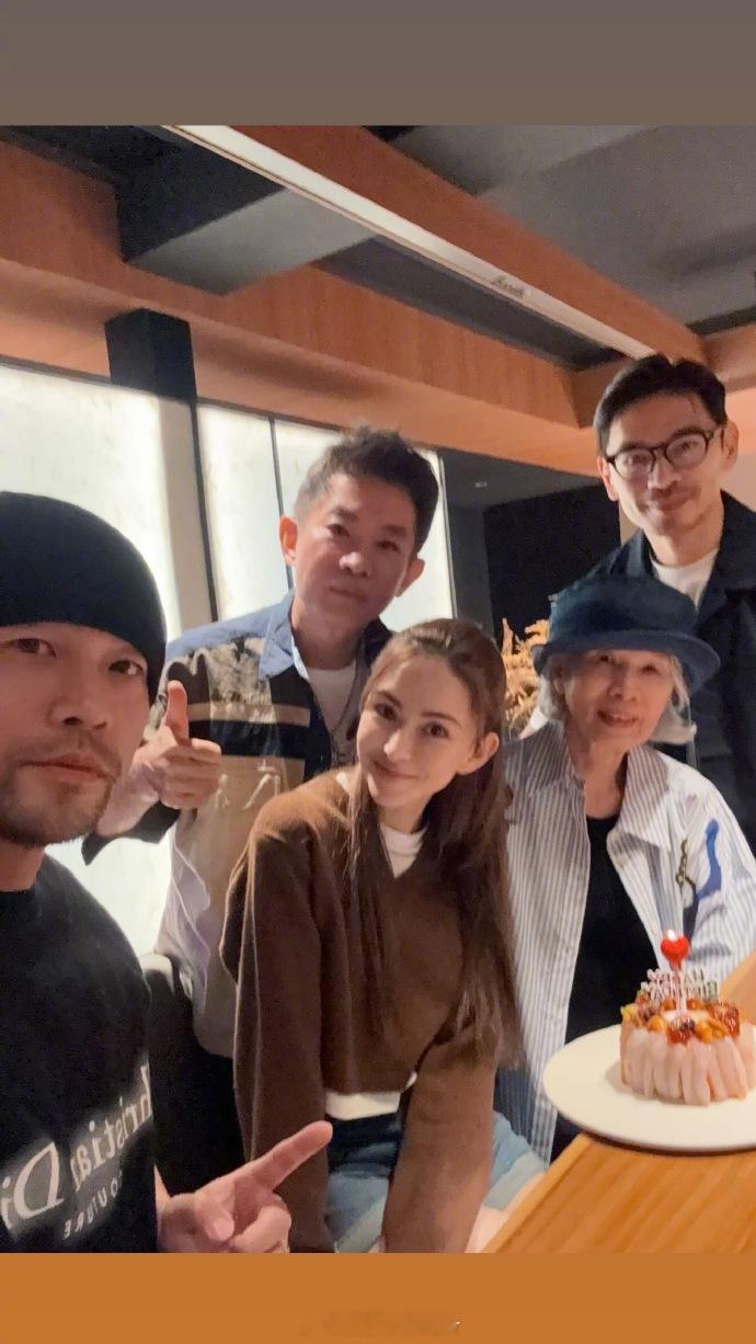 周杰伦为妈妈庆生 周杰伦为妈妈庆生，叶惠美女士看起来还是好年轻！ ​​​