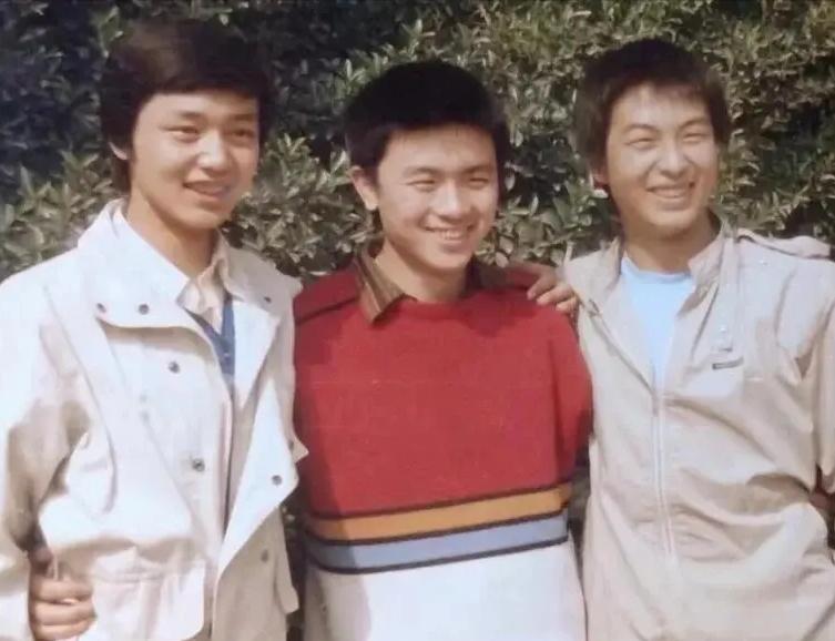 下面图中的三位有认识他们的吗？估计应该没有多少人还能认出图中的三位了，当年的小鲜