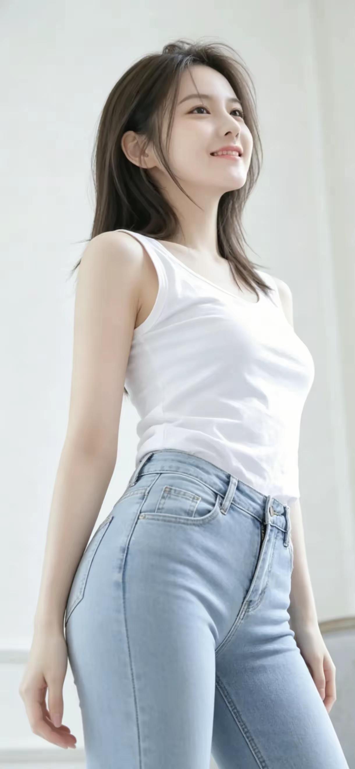 清新夏日穿搭，白色背心+浅蓝色牛仔裤，简约又时尚！🌞👗👖