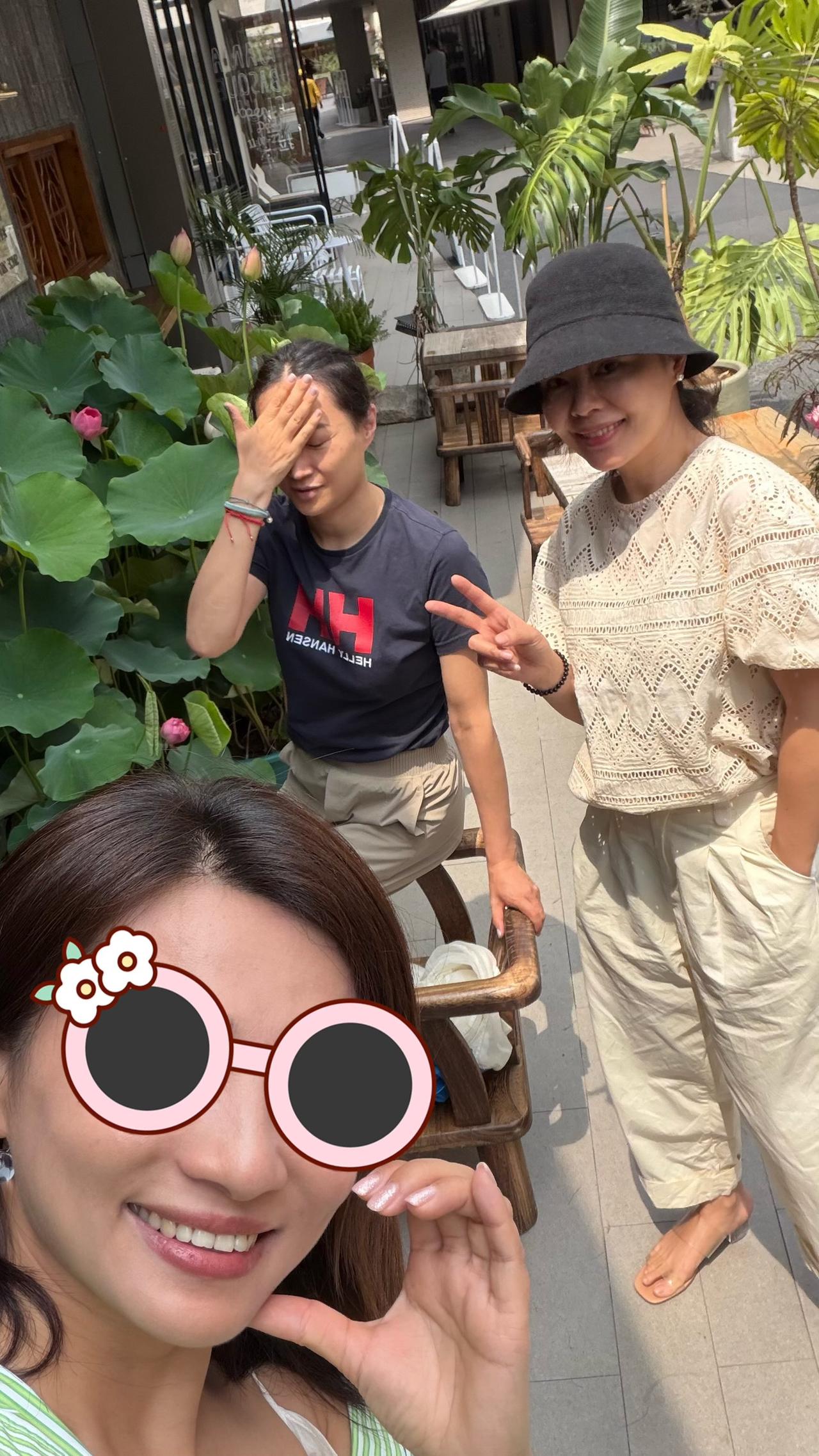 这组中年女生已经半年没聚了。今天的主题又是聊高考。

其中一个女同学有两个“别人