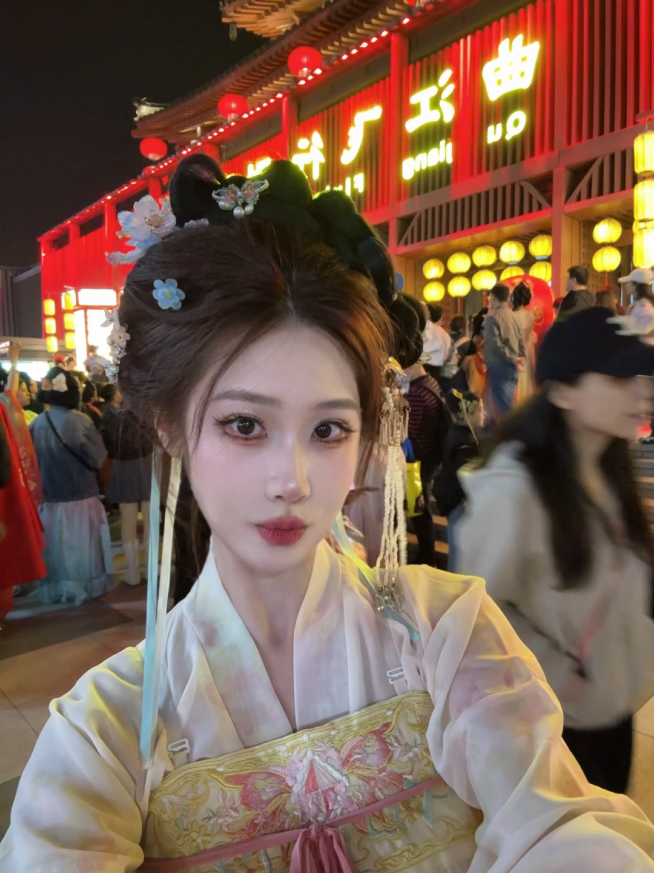 网红妆化的时候太吓人了，感觉翻车了边化边想哭，脸上巨脏无比！我不太理解的地方挺多