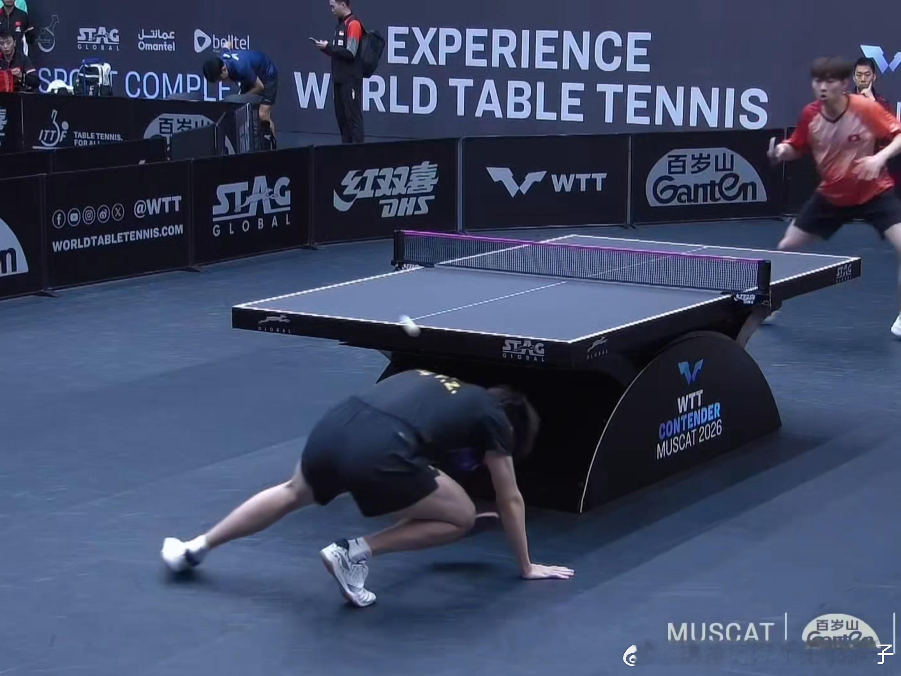 2026WTT马斯喀特常规挑战赛港这球打到了黄友政的背上弹起来了，裁判以为上台了