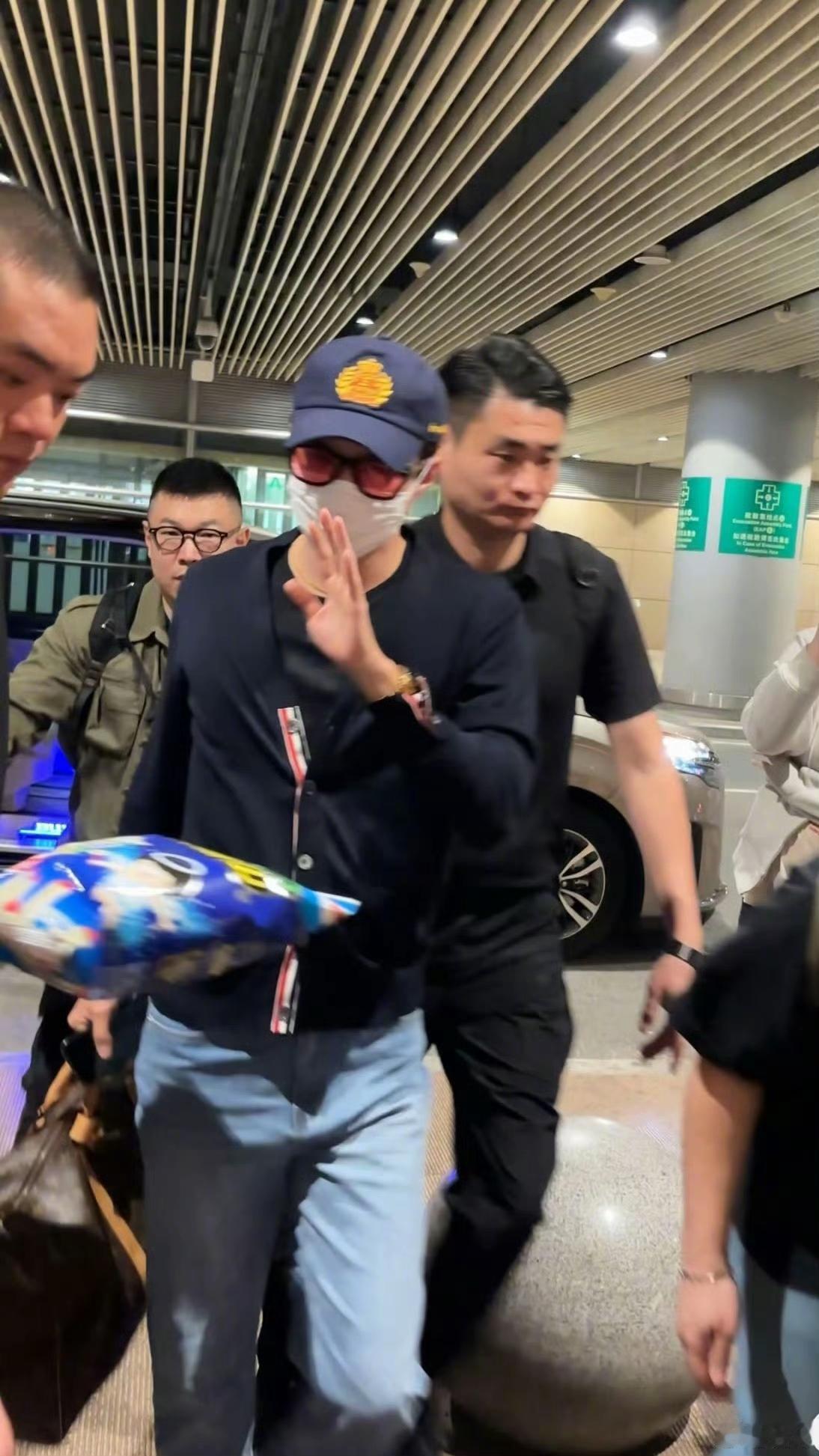 当顶流遇上浪味仙：一场哭笑不得的送机名场面
 
北京机场人潮涌动，粉丝举着相机围