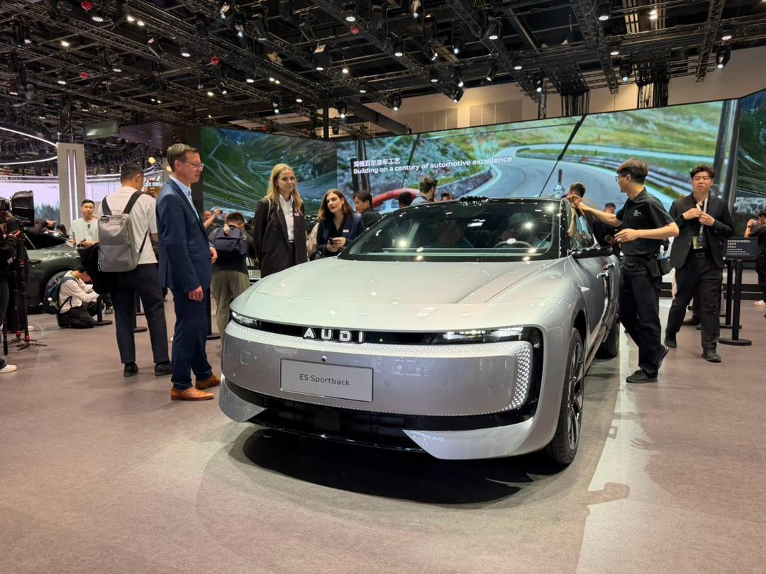 北京车展AUDI展台关注度很高，AUDI家族第二款车型，奥迪E7X来了，丰富了S