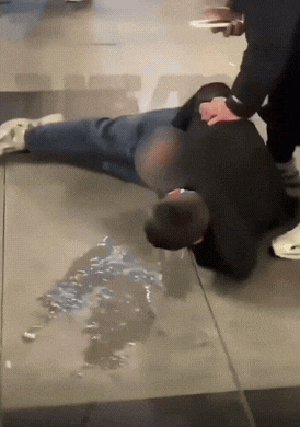 看看战斗民族的自救方式，真是不服不行。
俄罗斯圣彼得堡大街，一男子被人喷了辣椒水