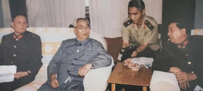 1988年，洪学智与秦基伟终于腾出时间，计划登门看望离休的老首长徐向前。
 
按