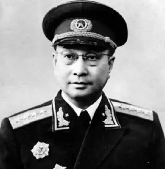 1955年将帅大授衔时，毛主席曾笑呵呵地对陈赓大将说道：“怎么样，跟我干比跟蒋介