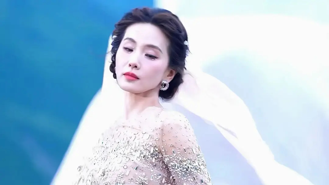 刘诗诗真的是老了啊，脸颊都凹成这样了 