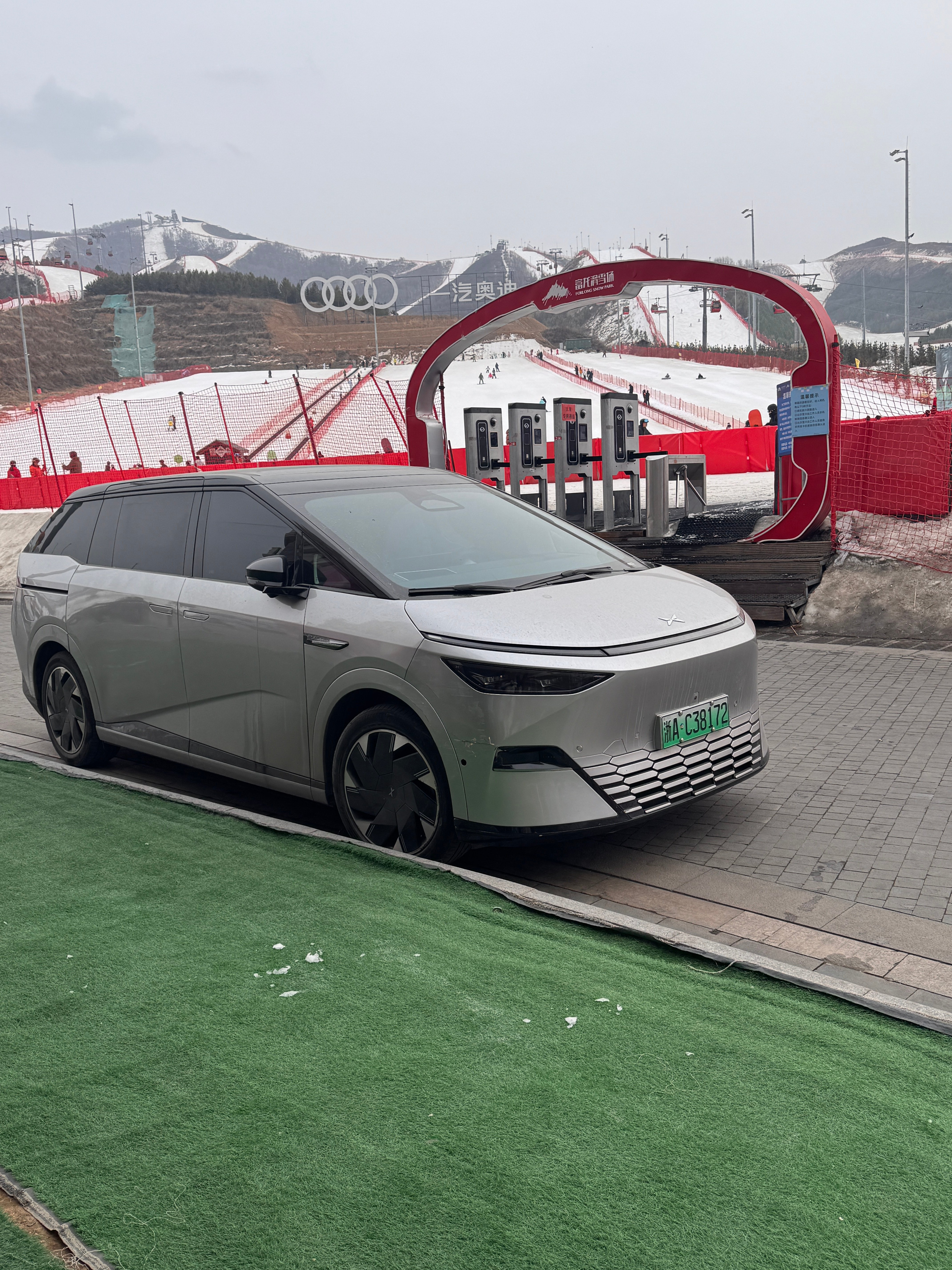 崇礼遍地mpv，车主都是拖家带口带板甚至还带三四岁小孩来练活儿的。小孩重心低胆子