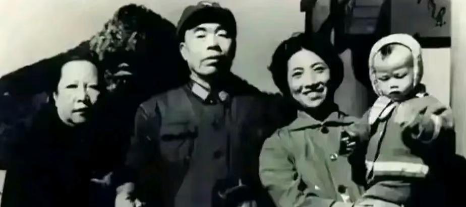 乱世之中，最难得的从来不是高官厚禄，而是危难时刻挺身而出的情义。

1948年北