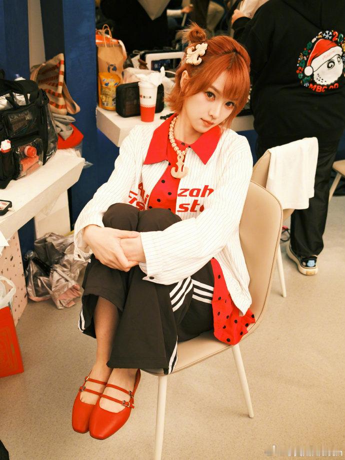 黄灿灿试图混过这个wave 黄灿灿对着wave反复练习，从僵硬到丝滑，每一次进步