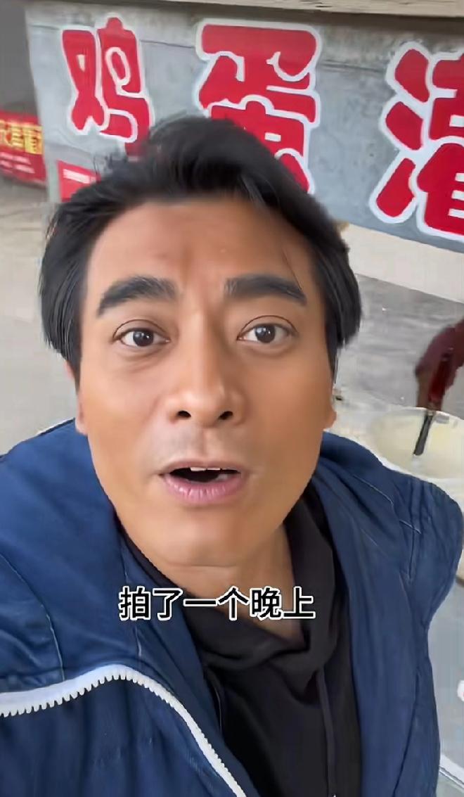 演员陈龙拍完晚戏下班路上遇到一个卖鸡蛋灌饼的阿姨，买了一个鸡蛋灌饼和一个煎饼果子