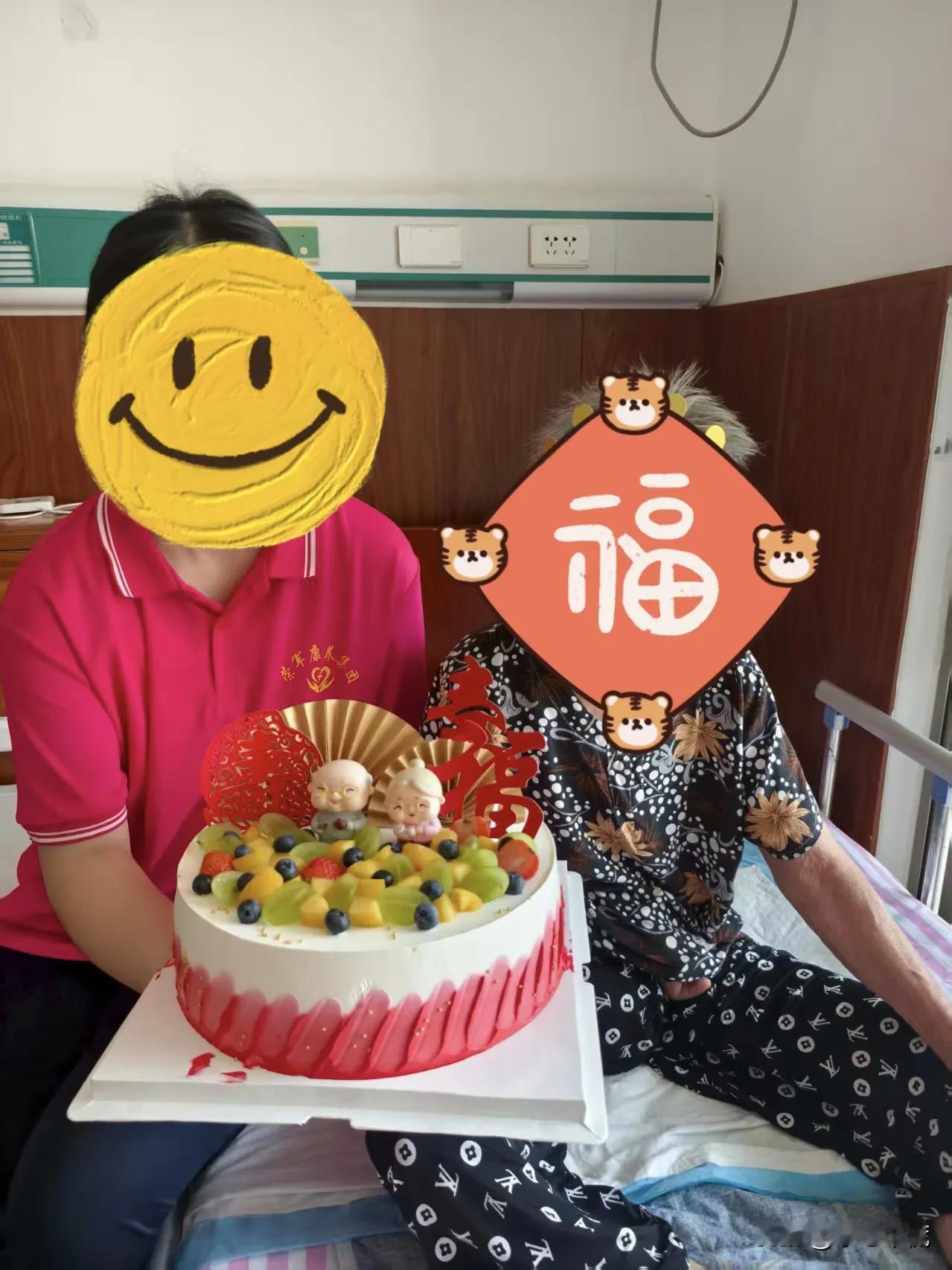 养老院为我妈过生日了！看到微信群这张照片，瞬间让我感到无地自容:我是真的忘记了，