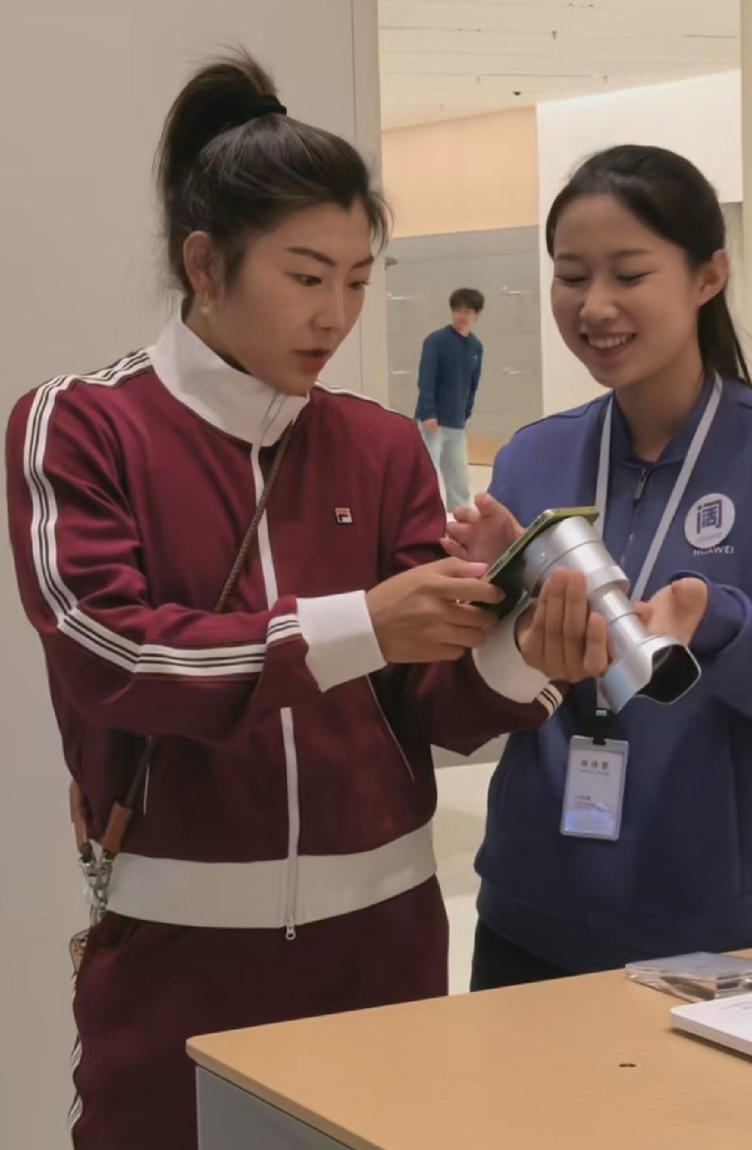看来华为这个光变巨炮是真的出圈了，奥运冠军也跑来店里了解。华为mate90华为光