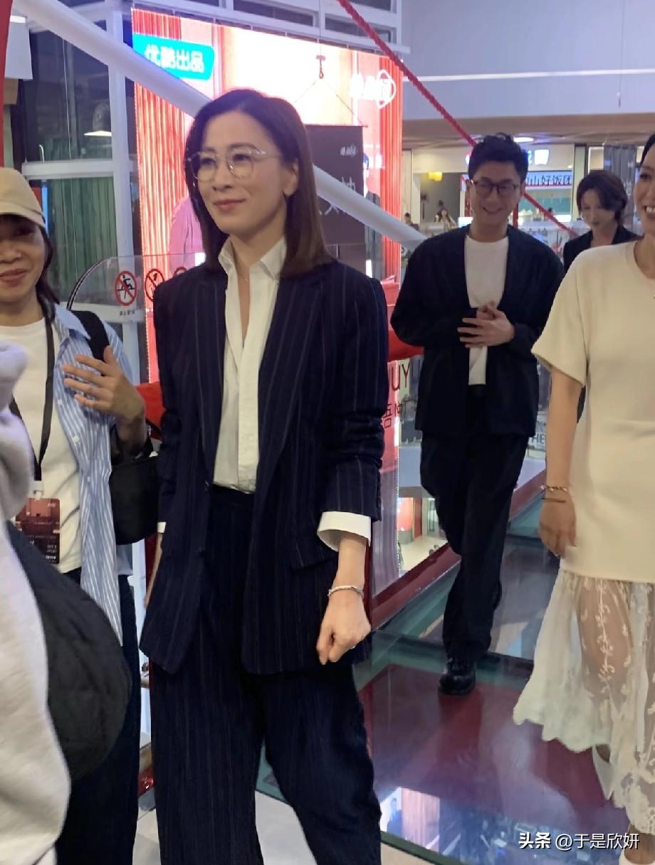 佘诗曼新剧路演状态封神！49岁穿条纹西装气场拉满，网友：这才是职场大女主范本✨
